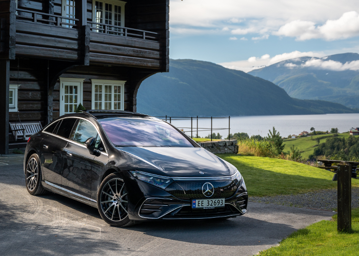 Mercedes Benz EQS parkert utenfor Storfjord Hotel Ålesund